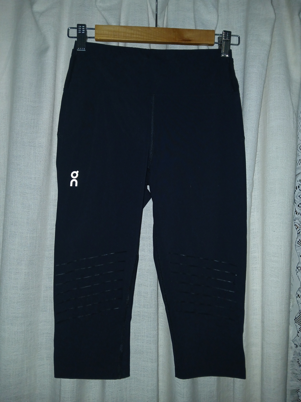 On Running Black Women's Trail Tights - Picture 3 of 6